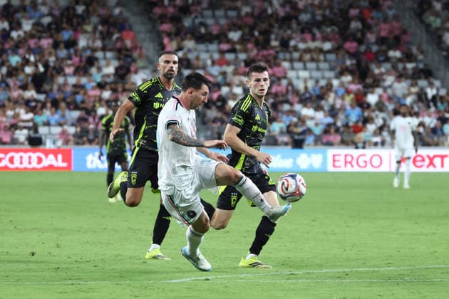 MIAMI, FL - AUGUST 01: Inter Miami CF offense Leo Messi (10) collects a deep pas sas he attacks in the second half during the game between the Columbus Crew and Inter Miami on Saturday, Agust 1, 2026 at Nu Stadium in Miami, FL (Photo by Peter Joneleit Icon Sportswire) SOCCER: AUG 01 MLS, Fussball Herren, USA Inter Miami CF vs Columbus Crew EDITORIAL USE ONLY Icon260801009