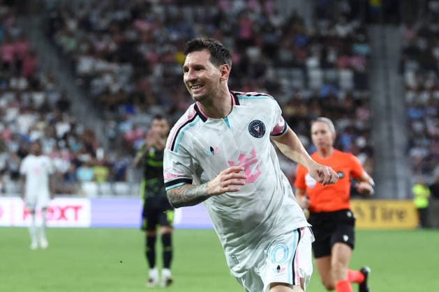 MIAMI, FL - AUGUST 01: Inter Miami CF offense Leo Messi (10) reacts after a missed scoring chance in thesecond half during the game between the Columbus Crew and Inter Miami on Saturday, Agust 1, 2026 at Nu Stadium in Miami, FL (Photo by Peter Joneleit Icon Sportswire) SOCCER: AUG 01 MLS, Fussball Herren, USA Inter Miami CF vs Columbus Crew EDITORIAL USE ONLY Icon260801010