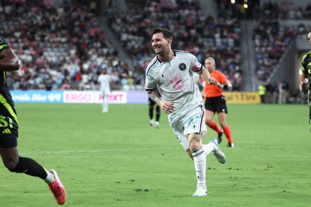 MIAMI, FL - AUGUST 01: Inter Miami CF offense Leo Messi (10) reacts after a missed scoring chance in thesecond half during the game between the Columbus Crew and Inter Miami on Saturday, Agust 1, 2026 at Nu Stadium in Miami, FL (Photo by Peter Joneleit Icon Sportswire) SOCCER: AUG 01 MLS, Fussball Herren, USA Inter Miami CF vs Columbus Crew EDITORIAL USE ONLY Icon260801011