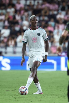 MIAMI, FL - AUGUST 01: Inter Miami CF defense Fricio Caicedo (15) controls the ball in the second half xduring the game between the Columbus Crew and Inter Miami on Saturday, Agust 1, 2026 at Nu Stadium in Miami, FL (Photo by Peter Joneleit Icon Sportswire) SOCCER: AUG 01 MLS, Fussball Herren, USA Inter Miami CF vs Columbus Crew EDITORIAL USE ONLY Icon260801012