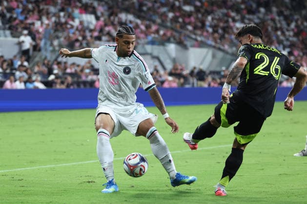 MIAMI, FL - AUGUST 01: Inter Miami CF midfield David Ruiz (41) battles Columbus Crew Lautaro Giaccone (26) for the ball in the second half during the game between the Columbus Crew and Inter Miami on Saturday, Agust 1, 2026 at Nu Stadium in Miami, FL (Photo by Peter Joneleit Icon Sportswire) SOCCER: AUG 01 MLS, Fussball Herren, USA Inter Miami CF vs Columbus Crew EDITORIAL USE ONLY Icon260801013