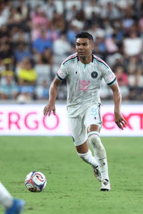 MIAMI, FL - AUGUST 01: Inter Miami CF midfield Carlos Casimiro (5) attacks with the ball in the second half during the game between the Columbus Crew and Inter Miami on Saturday, Agust 1, 2026 at Nu Stadium in Miami, FL (Photo by Peter Joneleit Icon Sportswire) SOCCER: AUG 01 MLS, Fussball Herren, USA Inter Miami CF vs Columbus Crew EDITORIAL USE ONLY Icon260801014
