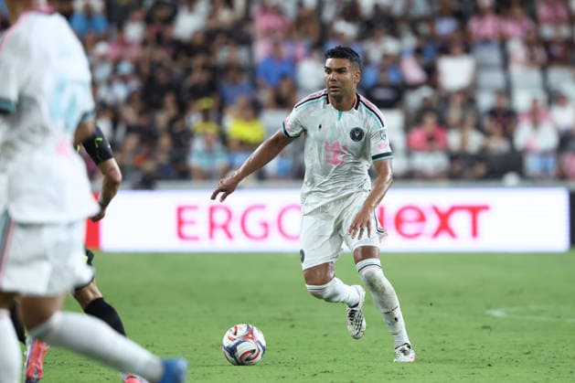 MIAMI, FL - AUGUST 01: Inter Miami CF midfield Carlos Casimiro (5) attacks with the ball in the second half during the game between the Columbus Crew and Inter Miami on Saturday, Agust 1, 2026 at Nu Stadium in Miami, FL (Photo by Peter Joneleit Icon Sportswire) SOCCER: AUG 01 MLS, Fussball Herren, USA Inter Miami CF vs Columbus Crew EDITORIAL USE ONLY Icon260801015