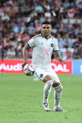 MIAMI, FL - AUGUST 01: Inter Miami CF midfield Carlos Casimiro (5) controls the ball in the second half during the game between the Columbus Crew and Inter Miami on Saturday, Agust 1, 2026 at Nu Stadium in Miami, FL (Photo by Peter Joneleit Icon Sportswire) SOCCER: AUG 01 MLS, Fussball Herren, USA Inter Miami CF vs Columbus Crew EDITORIAL USE ONLY Icon260801016