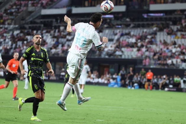 MIAMI, FL - AUGUST 01: Inter Miami CF offense Leo Messi (10) tries to head the ball in goal in the second half during the game between the Columbus Crew and Inter Miami on Saturday, Agust 1, 2026 at Nu Stadium in Miami, FL (Photo by Peter Joneleit Icon Sportswire) SOCCER: AUG 01 MLS, Fussball Herren, USA Inter Miami CF vs Columbus Crew EDITORIAL USE ONLY Icon260801017