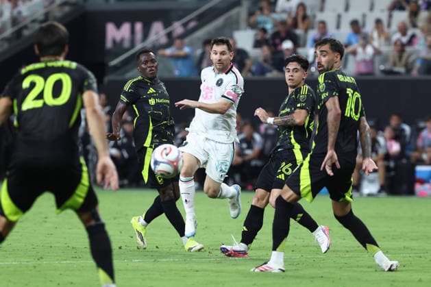 MIAMI, FL - AUGUST 01: Inter Miami CF offense Leo Messi (10) tries to get through three Columbus Crew defenders in the second half during the game between the Columbus Crew and Inter Miami on Saturday, Agust 1, 2026 at Nu Stadium in Miami, FL (Photo by Peter Joneleit Icon Sportswire) SOCCER: AUG 01 MLS, Fussball Herren, USA Inter Miami CF vs Columbus Crew EDITORIAL USE ONLY Icon260801018