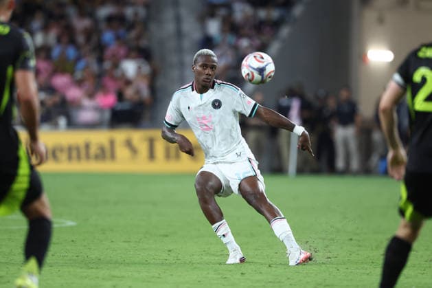 MIAMI, FL - AUGUST 01: Inter Miami CF defense Fricio Caicedo (15) sends a pass forward in the second half during the game between the Columbus Crew and Inter Miami on Saturday, Agust 1, 2026 at Nu Stadium in Miami, FL (Photo by Peter Joneleit Icon Sportswire) SOCCER: AUG 01 MLS, Fussball Herren, USA Inter Miami CF vs Columbus Crew EDITORIAL USE ONLY Icon260801021
