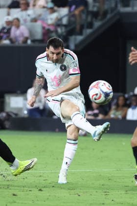 MIAMI, FL - AUGUST 01: Inter Miami CF offense Leo Messi (10) attempts a shot in the second half during the game between the Columbus Crew and Inter Miami on Saturday, Agust 1, 2026 at Nu Stadium in Miami, FL (Photo by Peter Joneleit Icon Sportswire) SOCCER: AUG 01 MLS, Fussball Herren, USA Inter Miami CF vs Columbus Crew EDITORIAL USE ONLY Icon260801022