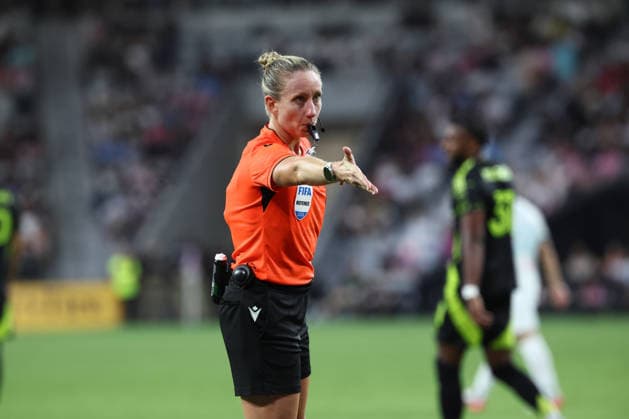 MIAMI, FL - AUGUST 01: Referee Tori Penso pressures the keeper to kick the ball after an apparent delay tactic int he second half during the game between the Columbus Crew and Inter Miami on Saturday, Agust 1, 2026 at Nu Stadium in Miami, FL (Photo by Peter Joneleit Icon Sportswire) SOCCER: AUG 01 MLS, Fussball Herren, USA Inter Miami CF vs Columbus Crew EDITORIAL USE ONLY Icon260801025