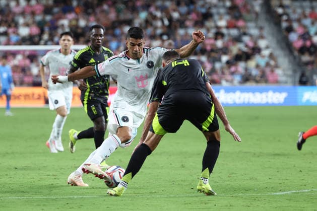 MIAMI, FL - AUGUST 01: Inter Miami CF offense Luis Suarez (9) attacks with the ball as Columbus Crew defense Rudy Camacho (4) defends in the second half during the game between the Columbus Crew and Inter Miami on Saturday, Agust 1, 2026 at Nu Stadium in Miami, FL (Photo by Peter Joneleit Icon Sportswire) SOCCER: AUG 01 MLS, Fussball Herren, USA Inter Miami CF vs Columbus Crew EDITORIAL USE ONLY Icon260801026