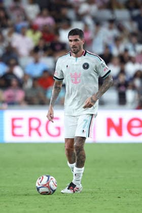 MIAMI, FL - AUGUST 01: Inter Miami CF midfield Rodrigo de Paul (7) controls the ball in the second half during the game between the Columbus Crew and Inter Miami on Saturday, Agust 1, 2026 at Nu Stadium in Miami, FL (Photo by Peter Joneleit Icon Sportswire) SOCCER: AUG 01 MLS, Fussball Herren, USA Inter Miami CF vs Columbus Crew EDITORIAL USE ONLY Icon260801027