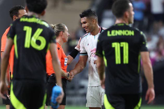 MIAMI, FL - AUGUST 01: Inter Miami CF midfield Carlos Casimiro (5) greets referee Tori Penso following the game between the Columbus Crew and Inter Miami on Saturday, Agust 1, 2026 at Nu Stadium in Miami, FL (Photo by Peter Joneleit Icon Sportswire) SOCCER: AUG 01 MLS, Fussball Herren, USA Inter Miami CF vs Columbus Crew EDITORIAL USE ONLY Icon260801029
