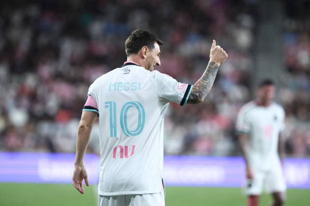 MIAMI, FL - AUGUST 01: Inter Miami CF offense Leo Messi (10) gives the thumbs up to a teammate for a good pass in the second half during the game between the Columbus Crew and Inter Miami on Saturday, Agust 1, 2026 at Nu Stadium in Miami, FL (Photo by Peter Joneleit Icon Sportswire) SOCCER: AUG 01 MLS, Fussball Herren, USA Inter Miami CF vs Columbus Crew EDITORIAL USE ONLY Icon260801033
