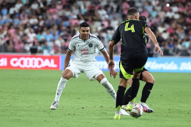 MIAMI, FL - AUGUST 01: Inter Miami CF midfield Carlos Casimiro (5) pressures Columbus Crew defense Rudy Camacho (4) in the second half during the game between the Columbus Crew and Inter Miami on Saturday, Agust 1, 2026 at Nu Stadium in Miami, FL (Photo by Peter Joneleit Icon Sportswire) SOCCER: AUG 01 MLS, Fussball Herren, USA Inter Miami CF vs Columbus Crew EDITORIAL USE ONLY Icon260801036
