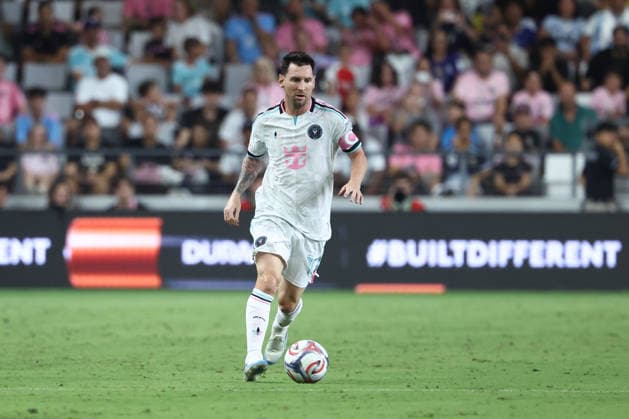 MIAMI, FL - AUGUST 01: Inter Miami CF offense Leo Messi (10) attacks with the ball in the second half during the game between the Columbus Crew and Inter Miami on Saturday, Agust 1, 2026 at Nu Stadium in Miami, FL (Photo by Peter Joneleit Icon Sportswire) SOCCER: AUG 01 MLS, Fussball Herren, USA Inter Miami CF vs Columbus Crew EDITORIAL USE ONLY Icon260801037