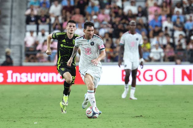 MIAMI, FL - AUGUST 01: Inter Miami CF offense Leo Messi (10) attacks with the ball in the second half during the game between the Columbus Crew and Inter Miami on Saturday, Agust 1, 2026 at Nu Stadium in Miami, FL (Photo by Peter Joneleit Icon Sportswire) SOCCER: AUG 01 MLS, Fussball Herren, USA Inter Miami CF vs Columbus Crew EDITORIAL USE ONLY Icon260801040