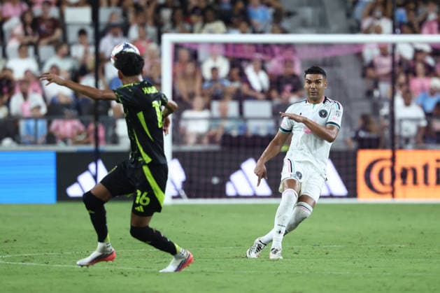 MIAMI, FL - AUGUST 01: Inter Miami CF midfield Carlos Casimiro (5) sends the ball forward int he second half during the game between the Columbus Crew and Inter Miami on Saturday, Agust 1, 2026 at Nu Stadium in Miami, FL (Photo by Peter Joneleit Icon Sportswire) SOCCER: AUG 01 MLS, Fussball Herren, USA Inter Miami CF vs Columbus Crew EDITORIAL USE ONLY Icon260801044