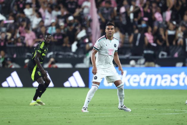 MIAMI, FL - AUGUST 01: Inter Miami CF midfield Carlos Casimiro (5) defends in the first half during the game between the Columbus Crew and Inter Miami on Saturday, Agust 1, 2026 at Nu Stadium in Miami, FL (Photo by Peter Joneleit Icon Sportswire) SOCCER: AUG 01 MLS, Fussball Herren, USA Inter Miami CF vs Columbus Crew EDITORIAL USE ONLY Icon260801048