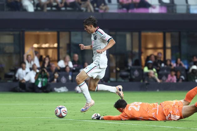 MIAMI, FL - AUGUST 01: Inter Miami CF offense Daniel Pinter (56) leaps past Columbus Crew goalkeeper Patrick Schulte (28) but can™t convert the goal in the first half during the game between the Columbus Crew and Inter Miami on Saturday, Agust 1, 2026 at Nu Stadium in Miami, FL (Photo by Peter Joneleit Icon Sportswire) SOCCER: AUG 01 MLS, Fussball Herren, USA Inter Miami CF vs Columbus Crew EDITORIAL USE ONLY Icon260801051