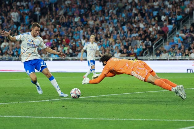 August 1, 2026, St. Paul, Minnesota, United States: San Diego FC goalkeeper CJ DOS SANTOS (1) dives for the ball. Minnesota United hosted San Diego August 1st. The teams faced off at Allianz Field in St. Paul, Minnesota. The teams drew 1-1. St. Paul United States - ZUMAt166 20260801_zsp_t166_007 Copyright: xMichaelxTurnerx