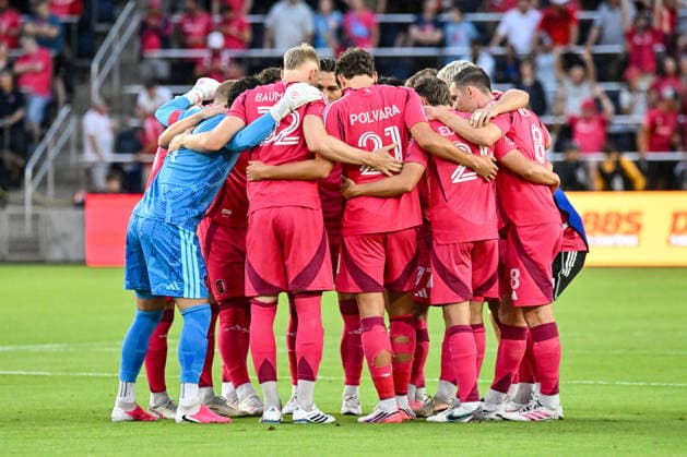 ST. LOUIS, MO - AUGUST 01: The starting eleven of St. Louis City huddle together before the start of the MLS, Fussball Herren, USA regular season match where St. Louis CITY SC hosted Real Salt Lake on Saturday August 1st, 2026, at Energizer Park in St. Louis City, MO. (Photo by Rick Ulreich Icon Sportswire) SOCCER: AUG 01 MLS St. Louis CITY SC vs Real Salt Lake EDITORIAL USE ONLY Icon26080102