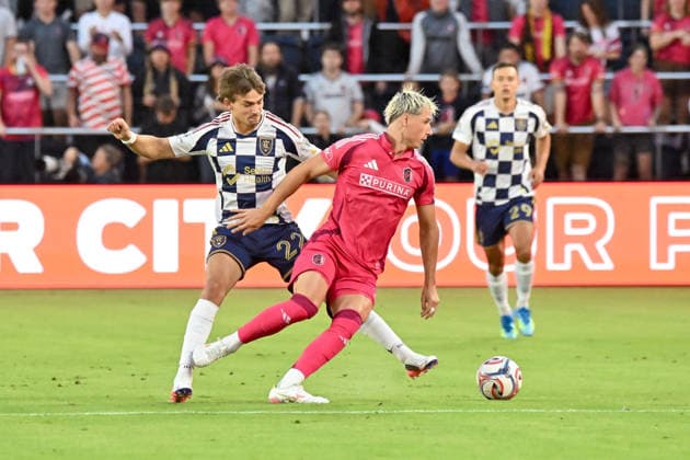 ST. LOUIS, MO - AUGUST 01: Lukas MacNaughton (5) of the St. Louis CITY SC moves around the defense of Sergi Solans (22) of the Real Salt Lake during the MLS, Fussball Herren, USA regular season match where St. Louis CITY SC hosted Real Salt Lake on Saturday August 1st, 2026, at Energizer Park in St. Louis City, MO. (Photo by Rick Ulreich Icon Sportswire) SOCCER: AUG 01 MLS St. Louis CITY SC vs Real Salt Lake EDITORIAL USE ONLY Icon26080103
