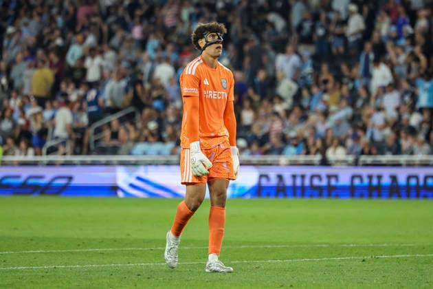 August 1, 2026, St. Paul, Minnesota, United States: San Diego FC goalkeeper CJ DOS SANTOS (1) looks up to the video board. Minnesota United hosted San Diego August 1st. The teams faced off at Allianz Field in St. Paul, Minnesota. The teams drew 1-1. St. Paul United States - ZUMAt166 20260801_zsp_t166_019 Copyright: xMichaelxTurnerx