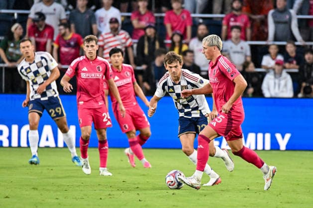 ST. LOUIS, MO - AUGUST 01: Lukas MacNaughton (5) of the St. Louis CITY SC runs with the ball against the defense of Sergi Solans (22) of the Real Salt Lake during the MLS, Fussball Herren, USA regular season match where St. Louis CITY SC hosted Real Salt Lake on Saturday August 1st, 2026, at Energizer Park in St. Louis City, MO. (Photo by Rick Ulreich Icon Sportswire) SOCCER: AUG 01 MLS St. Louis CITY SC vs Real Salt Lake EDITORIAL USE ONLY Icon26080109