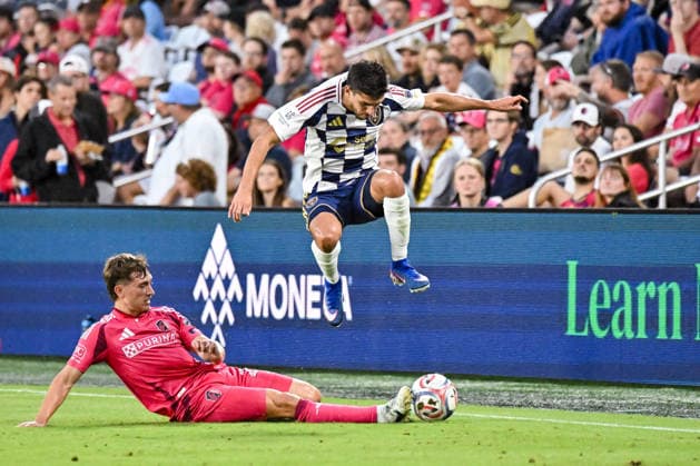 ST. LOUIS, MO - AUGUST 01: Juan Manuel Sanabria (8) of the Real Salt Lake leaps over the slide table of Daniel Edelman (24) of the St. Louis CITY SC who kicks the ball out of bounds during the MLS, Fussball Herren, USA regular season match where St. Louis CITY SC hosted Real Salt Lake on Saturday August 1st, 2026, at Energizer Park in St. Louis City, MO. (Photo by Rick Ulreich Icon Sportswire) SOCCER: AUG 01 MLS St. Louis CITY SC vs Real Salt Lake EDITORIAL USE ONLY Icon26080110