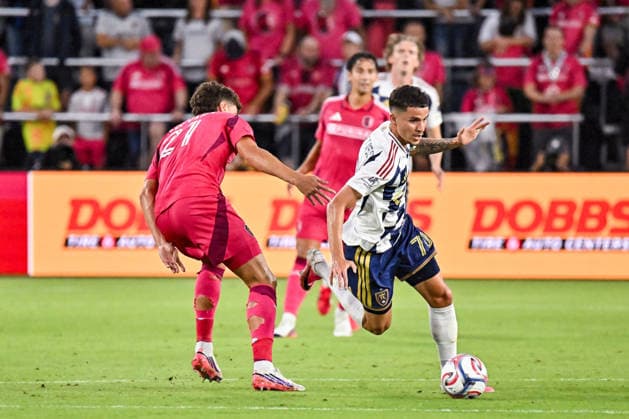 ST. LOUIS, MO - AUGUST 01: Lineker Rodrigues Dos Santos (70) of the Real Salt Lake gets around the defense of Dante Polvara (21) of the St. Louis CITY SC during the MLS, Fussball Herren, USA regular season match where St. Louis CITY SC hosted Real Salt Lake on Saturday August 1st, 2026, at Energizer Park in St. Louis City, MO. (Photo by Rick Ulreich Icon Sportswire) SOCCER: AUG 01 MLS St. Louis CITY SC vs Real Salt Lake EDITORIAL USE ONLY Icon26080111