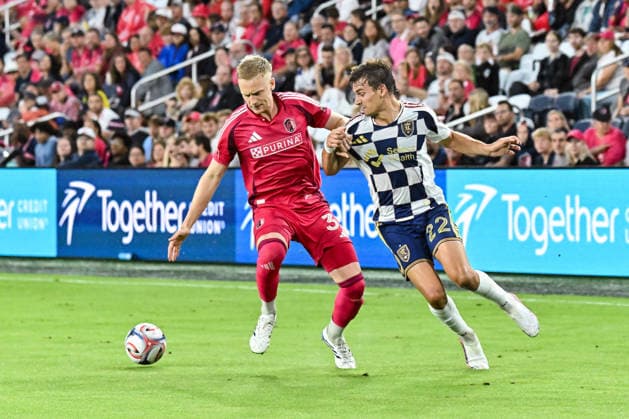 ST. LOUIS, MO - AUGUST 01: Timo Baumgartl (32) of the St. Louis CITY SC keeps Sergi Solans (22) of the Real Salt Lake away from the ball to gain control during the MLS, Fussball Herren, USA regular season match where St. Louis CITY SC hosted Real Salt Lake on Saturday August 1st, 2026, at Energizer Park in St. Louis City, MO. (Photo by Rick Ulreich Icon Sportswire) SOCCER: AUG 01 MLS St. Louis CITY SC vs Real Salt Lake EDITORIAL USE ONLY Icon26080115