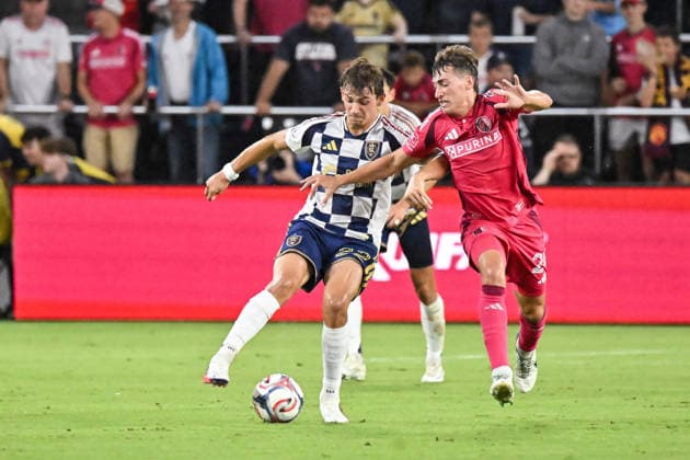 ST. LOUIS, MO - AUGUST 01: Daniel Edelman (24) of the St. Louis CITY SC and Sergi Solans (22) of the Real Salt Lake battle for control of the ball during the MLS, Fussball Herren, USA regular season match where St. Louis CITY SC hosted Real Salt Lake on Saturday August 1st, 2026, at Energizer Park in St. Louis City, MO. (Photo by Rick Ulreich Icon Sportswire) SOCCER: AUG 01 MLS St. Louis CITY SC vs Real Salt Lake EDITORIAL USE ONLY Icon26080117