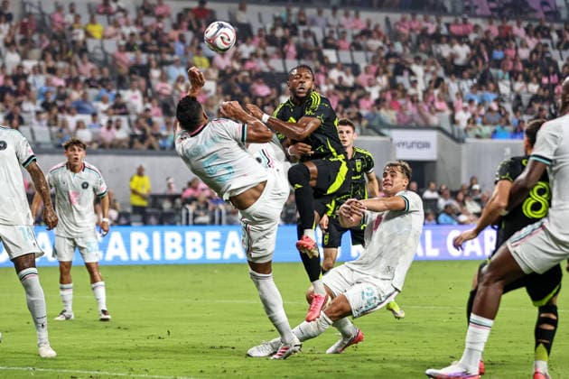 August 1, 2026, Miami, Florida, USA: CASIMIRO (5) of Inter Miami CF and STEVEN MOREIRA (31) of Columbus Crew battle for the ball during a MLS, Fussball Herren, USA game between Inter Miami CF and Columbus Crew Miami USA - ZUMAa257 20260801_zsp_a257_001 Copyright: xChrisxArjoonx