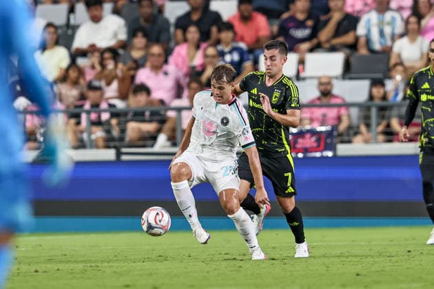 August 1, 2026, Miami, Florida, USA: MATEO SILVETTI (24) of Inter Miami CF and DYLAN CHAMBOST (7) of Columbus Crew battle for the ball during a MLS, Fussball Herren, USA game between Inter Miami CF and Columbus Crew Miami USA - ZUMAa257 20260801_zsp_a257_003 Copyright: xChrisxArjoonx