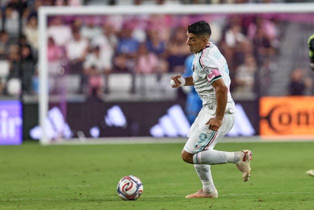 August 1, 2026, Miami, Florida, USA: LUIS SUAREZ (9) of Inter Miami CF runs with the ball during a MLS, Fussball Herren, USA game between Inter Miami CF and Columbus Crew Miami USA - ZUMAa257 20260801_zsp_a257_005 Copyright: xChrisxArjoonx