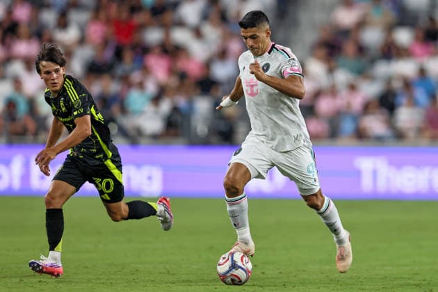 August 1, 2026, Miami, Florida, USA: LUIS SUAREZ (9) of Inter Miami CF runs with the ball during a MLS, Fussball Herren, USA game between Inter Miami CF and Columbus Crew Miami USA - ZUMAa257 20260801_zsp_a257_006 Copyright: xChrisxArjoonx