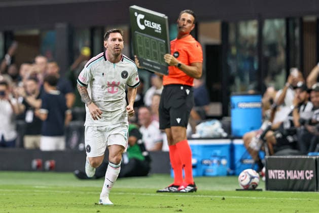 August 1, 2026, Miami, Florida, USA: LIONEL MESSI (10) of Inter Miami CF runs onto the field as a second half substitution during a MLS, Fussball Herren, USA game between Inter Miami CF and Columbus Crew Miami USA - ZUMAa257 20260801_zsp_a257_007 Copyright: xChrisxArjoonx