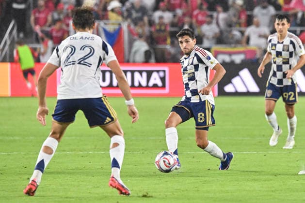 ST. LOUIS, MO - AUGUST 01: Juan Manuel Sanabria (8) of the Real Salt Lake passes the ball to Sergi Solans (22) of the Real Salt Lake during the MLS, Fussball Herren, USA regular season match where St. Louis CITY SC hosted Real Salt Lake on Saturday August 1st, 2026, at Energizer Park in St. Louis City, MO. (Photo by Rick Ulreich Icon Sportswire) SOCCER: AUG 01 MLS St. Louis CITY SC vs Real Salt Lake EDITORIAL USE ONLY Icon26080119