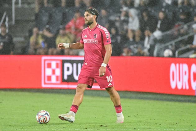 ST. LOUIS, MO - AUGUST 01: Eduard Lowen (10) of the St. Louis CITY SC controls the ball during the light rain during the MLS, Fussball Herren, USA regular season match where St. Louis CITY SC hosted Real Salt Lake on Saturday August 1st, 2026, at Energizer Park in St. Louis City, MO. (Photo by Rick Ulreich Icon Sportswire) SOCCER: AUG 01 MLS St. Louis CITY SC vs Real Salt Lake EDITORIAL USE ONLY Icon26080124