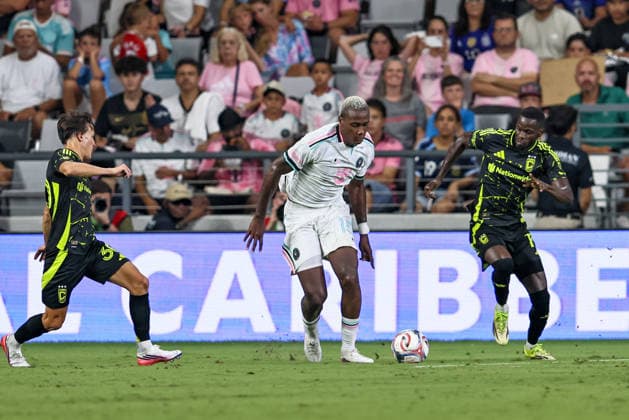 August 1, 2026, Miami, Florida, USA: FRICIO CAICEDO (15) of Inter Miami CF controls a ball during a MLS, Fussball Herren, USA game between Inter Miami CF and Columbus Crew Miami USA - ZUMAa257 20260801_zsp_a257_009 Copyright: xChrisxArjoonx