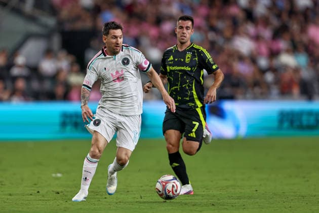August 1, 2026, Miami, Florida, USA: LIONEL MESSI (10) of Inter Miami CF controls a ball during a MLS, Fussball Herren, USA game between Inter Miami CF and Columbus Crew Miami USA - ZUMAa257 20260801_zsp_a257_012 Copyright: xChrisxArjoonx