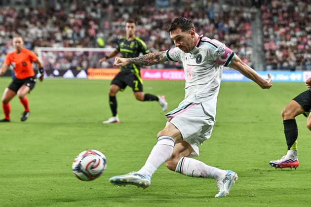 August 1, 2026, Miami, Florida, USA: LIONEL MESSI (10) of Inter Miami CF shoots on goal during a MLS, Fussball Herren, USA game between Inter Miami CF and Columbus Crew Miami USA - ZUMAa257 20260801_zsp_a257_017 Copyright: xChrisxArjoonx