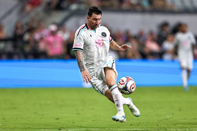 August 1, 2026, Miami, Florida, USA: LIONEL MESSI (10) of Inter Miami CF controls a ball during a MLS, Fussball Herren, USA game between Inter Miami CF and Columbus Crew Miami USA - ZUMAa257 20260801_zsp_a257_018 Copyright: xChrisxArjoonx
