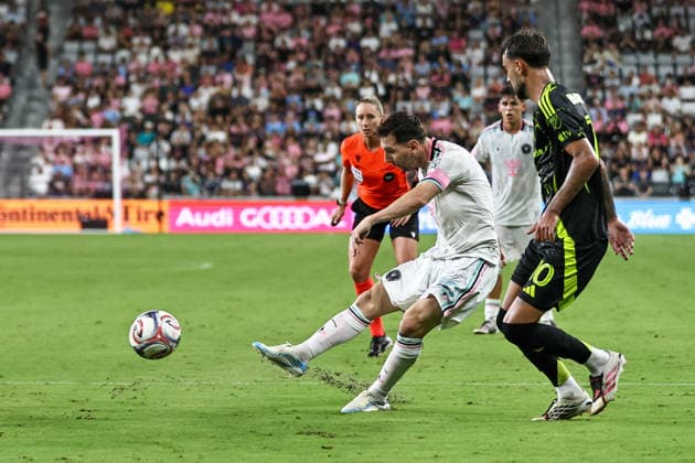 August 1, 2026, Miami, Florida, USA: LIONEL MESSI (10) of Inter Miami CF shoots on goal during a MLS, Fussball Herren, USA game between Inter Miami CF and Columbus Crew Miami USA - ZUMAa257 20260801_zsp_a257_023 Copyright: xChrisxArjoonx