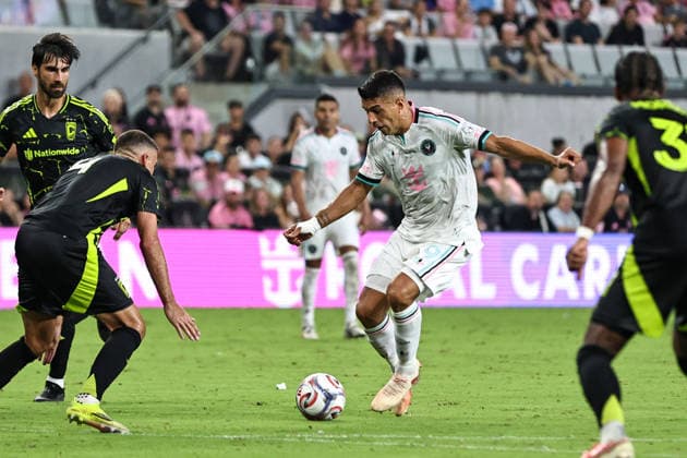 August 1, 2026, Miami, Florida, USA: LUIS SUAREZ (10) of Inter Miami CF controls a ball during a MLS, Fussball Herren, USA game between Inter Miami CF and Columbus Crew Miami USA - ZUMAa257 20260801_zsp_a257_024 Copyright: xChrisxArjoonx