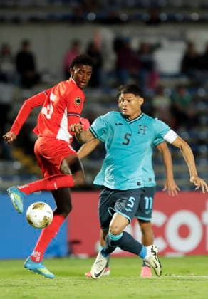 Concacaf Under-20 Championship - Honduras vs Panama Jeffrey Ramos (R) of Honduras vies for the ball with Robben Benitez of Panama during a Concacaf U-20 Championship match at the Universitario Stadium in Puebla, Mexico, 01 August 2026. Puebla Mexico  Copyright: xHildaxRíosx