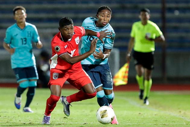 Concacaf Under-20 Championship - Honduras vs Panama Mike Arana (R) of Honduras vies for the ball with Shayron Stewart of Panama during a Concacaf U-20 Championship match at the Universitario Stadium in Puebla, Mexico, 01 August 2026. Puebla Mexico  Copyright: xHildaxRíosx