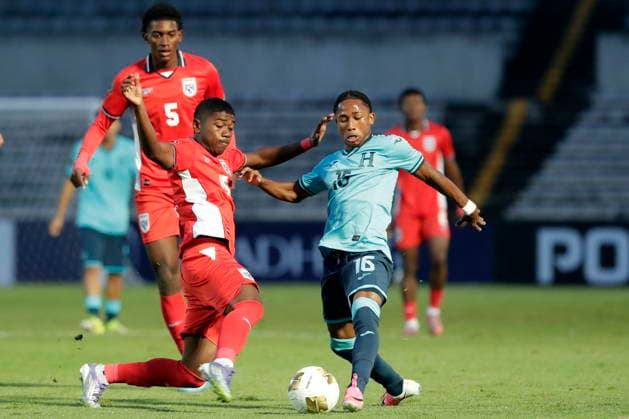 Concacaf Under-20 Championship - Honduras vs Panama Mike Arana (R) of Honduras vies for the ball with Shayron Stewart of Panama during a Concacaf U-20 Championship match at the Universitario Stadium in Puebla, Mexico, 01 August 2026. Puebla Mexico  Copyright: xHildaxRíosx