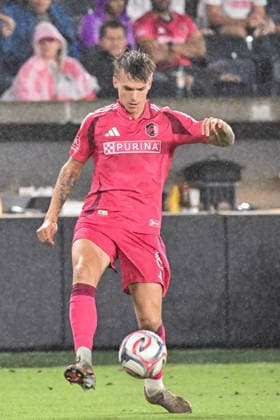 ST. LOUIS, MO - AUGUST 01: Conrad Wallem (6) of the St. Louis CITY SC settles the crossed ball in the light rain during the MLS, Fussball Herren, USA regular season match where St. Louis CITY SC hosted Real Salt Lake on Saturday August 1st, 2026, at Energizer Park in St. Louis City, MO. (Photo by Rick Ulreich Icon Sportswire) SOCCER: AUG 01 MLS St. Louis CITY SC vs Real Salt Lake EDITORIAL USE ONLY Icon26080125