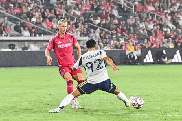 ST. LOUIS, MO - AUGUST 01: Lukas MacNaughton (5) of the St. Louis CITY SC passes the ball just past the outstretched leg of Noel Caliskan (92) of the Real Salt Lake during the MLS, Fussball Herren, USA regular season match where St. Louis CITY SC hosted Real Salt Lake on Saturday August 1st, 2026, at Energizer Park in St. Louis City, MO. (Photo by Rick Ulreich Icon Sportswire) SOCCER: AUG 01 MLS St. Louis CITY SC vs Real Salt Lake EDITORIAL USE ONLY Icon26080128